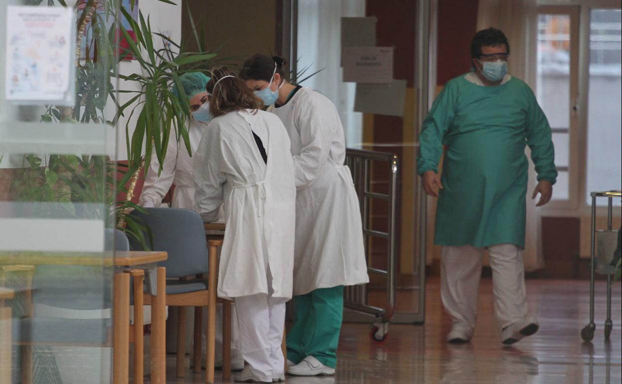 Un grupo de sanitarios en la residencia Marcelo Gangoiti, de Muskiz.