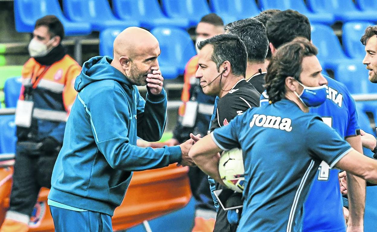 Abelardo habla con el auxiliar de Jaime Latre tras el empate de la semana pasada frente al Getafe.