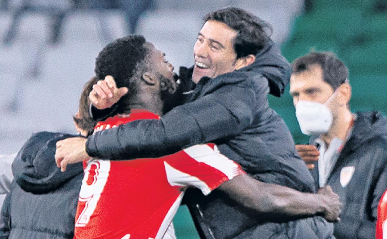 Marcelino, eufórico, se echa encima de Williams tras lograr la clasificación. 