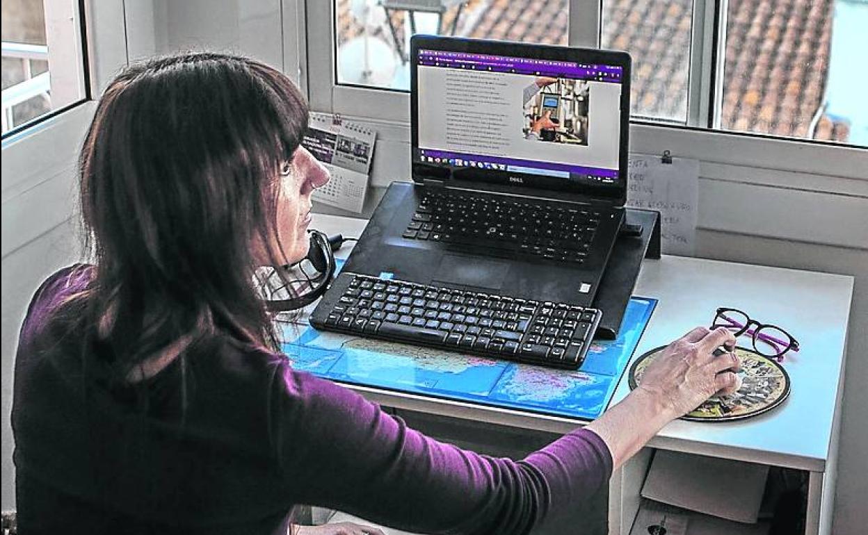 Una mujer trabaja desde su casa en Barcelona. 