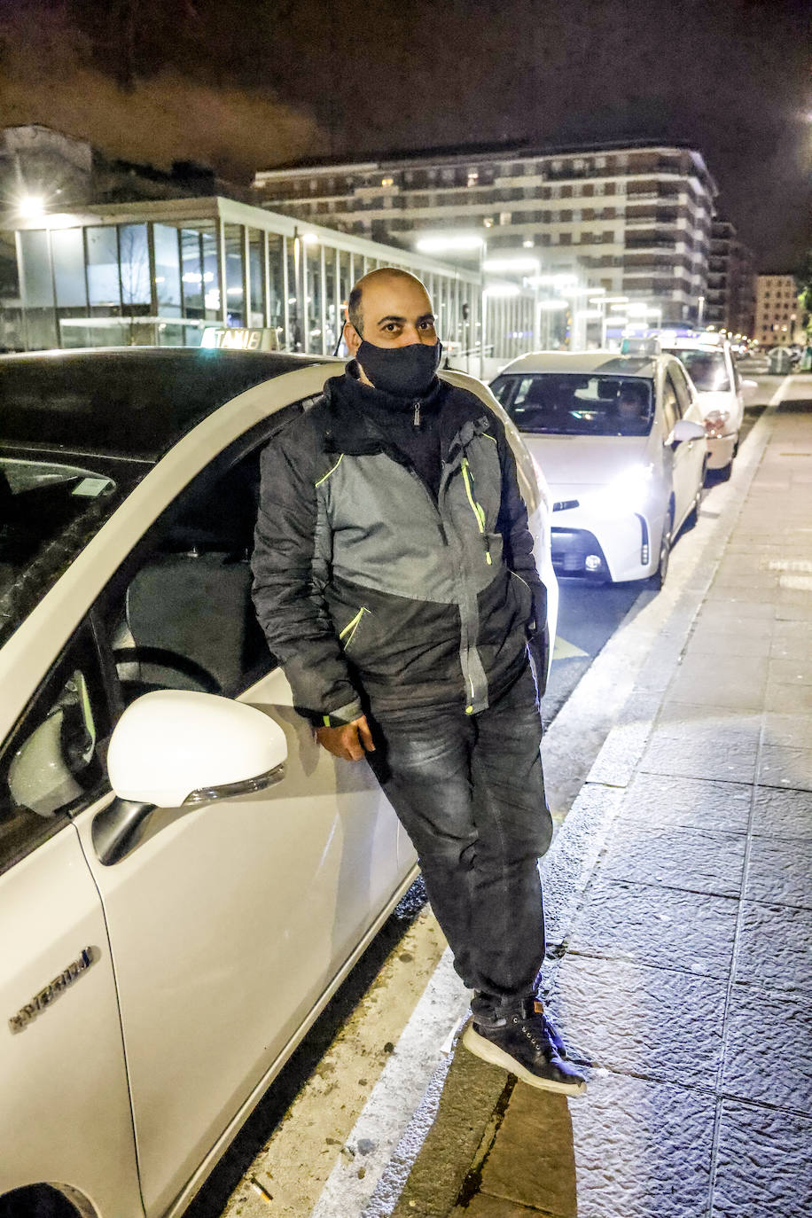 Javi Sobrino, taxista, en la parada junto a la plaza de los Desamparados. Espera para hacer su última carrera antes de irse a casa.