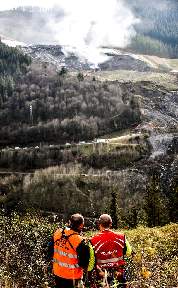 En agosto de 2019 se realizó la última inspección del vertedero por parte de los técnicos del Gobierno vasco. En su informe hallaron varias deficiencias que quedaron registradas en un informe. Sin embargo, ninguna de ellas hablaba de grietas o fisuras en el vaso de los residuos que diese pie a pensar que el terreno era inestable. Pese a ello, la familia de Joaquín Beltrán asegura que en los últimos días sí estaba preocupado por el estado de la ladera. 