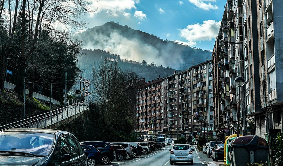 Mientras los fuegos permanecían activos, los vecinos de Ermua y Eibar prácticamente se confinaron en sus casas. Estaban preocupados por la calidad del aire y su repercusión en la salud. Sin embargo, las autoridades sanitarias vascas se afanaron en extender el mensaje de que no era una situación de emergencia. 