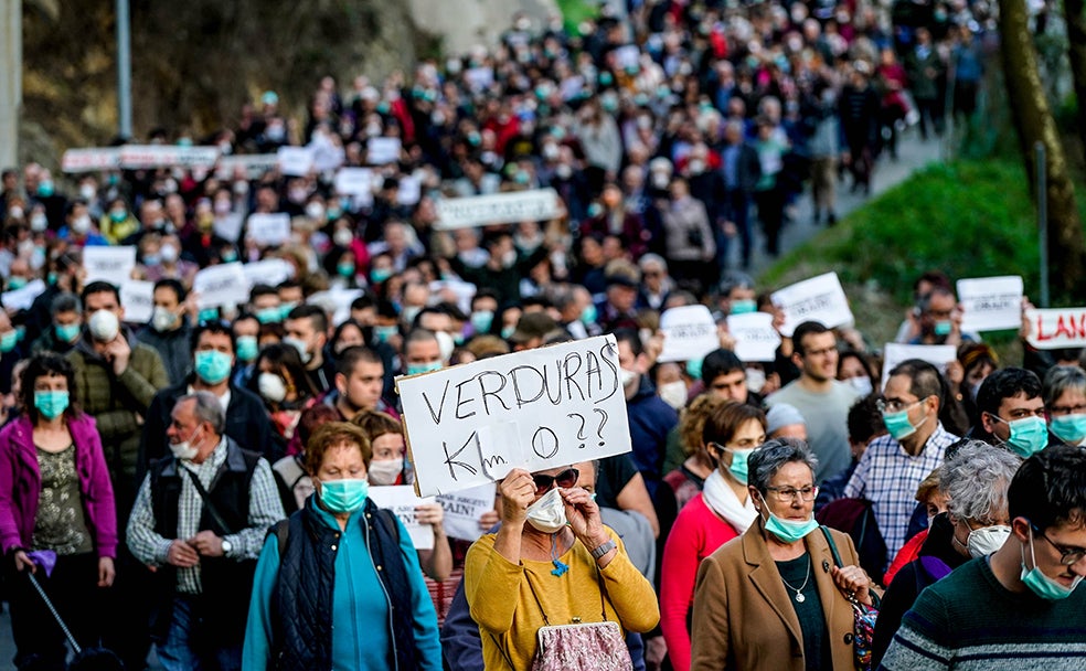 Esta imagen fue tomada el día 15 de febrero, durante la marcha. Entonces, muchos vecinos llevaban mascarilla para protegerse de las dioxinas. Fue un anticipo de lo que luego ocurriría con el coronavirus. 
