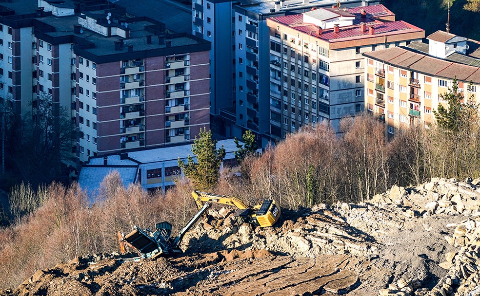 La gestión del vertedero ha sido muy criticada por el importante impacto medioambiental. Un debate que ha sacudido la política vasca.