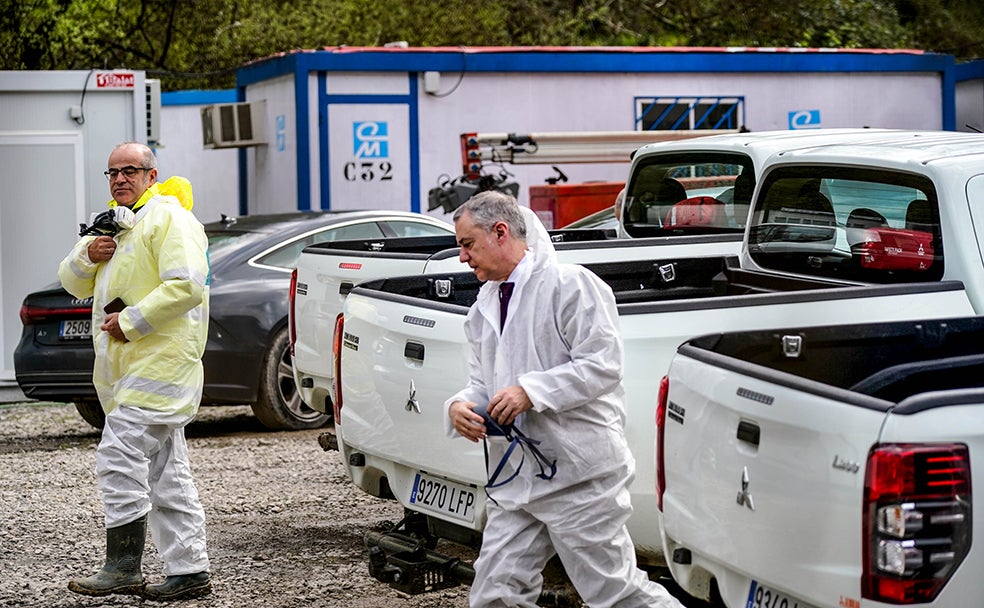 El lehendakari Urkullu en la 'zona cero'. En esta visita del 13 de marzo, se reunió con familiares para ver cómo marchaban los trabajos. 