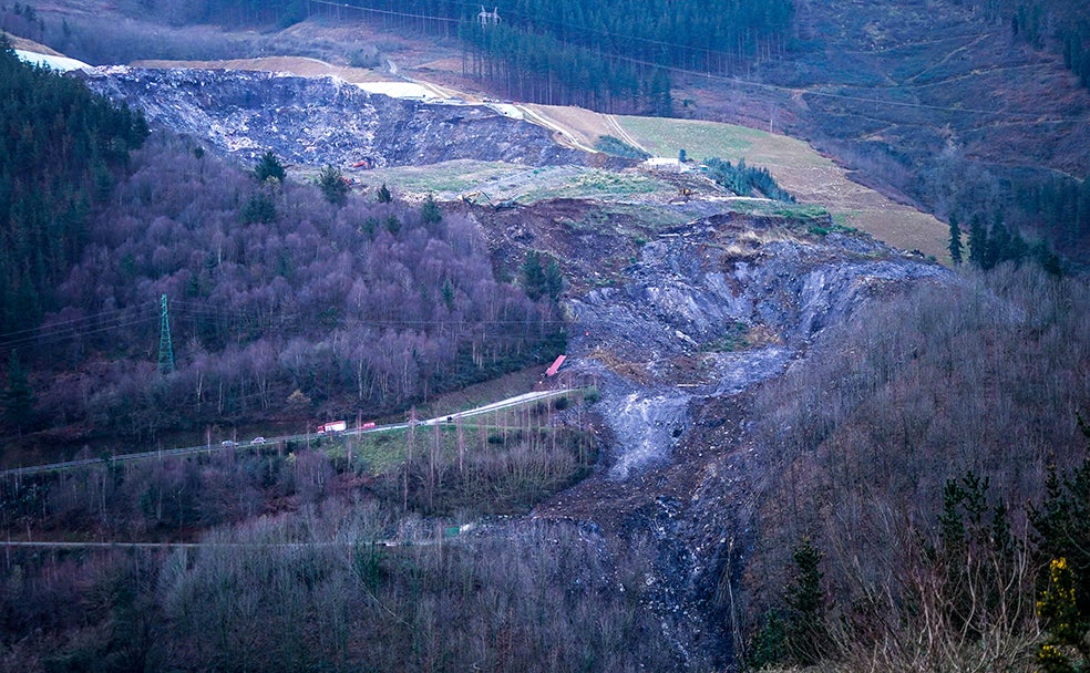 La magnitud de la catástrofe se entiende mejor desde el aire. Toda una ladera de residuos (entre los que había amianto) se vino abajo. Se tuvo que construir un vial y asegurar el terreno para que entraran las máquinas a trabajar y buscar a los desaparecidos. Además, durante varias semanas se produjeron fuegos que dificultaron la labor y afectaron a la calidad y salubridad del aire que respiraban las poblaciones vecinas: Ermua, Eibar y Zaldibar.