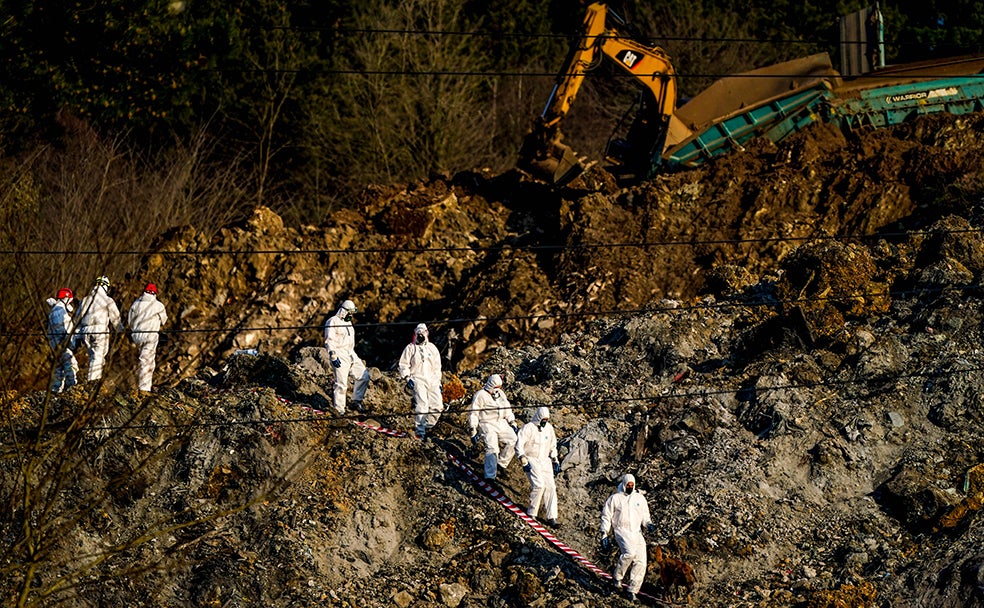 La presencia de amianto en el vertedero obligó a los equipos de trabajo a usar trajes especiales. Esta sustancia es muy volátil y tóxica. En un primer momento, de hecho, los operarios estuvieron sin protección hasta que se supo que había residuos de este tipo. A partir de ahí, se paró la búsqueda y el desescombro, se analizó la salud de los participantes, y se reanudaron los trabajos, pero ya con todas las personas en la zona protegidas por prendas especiales. Fueron momentos de mucho nerviosismo.