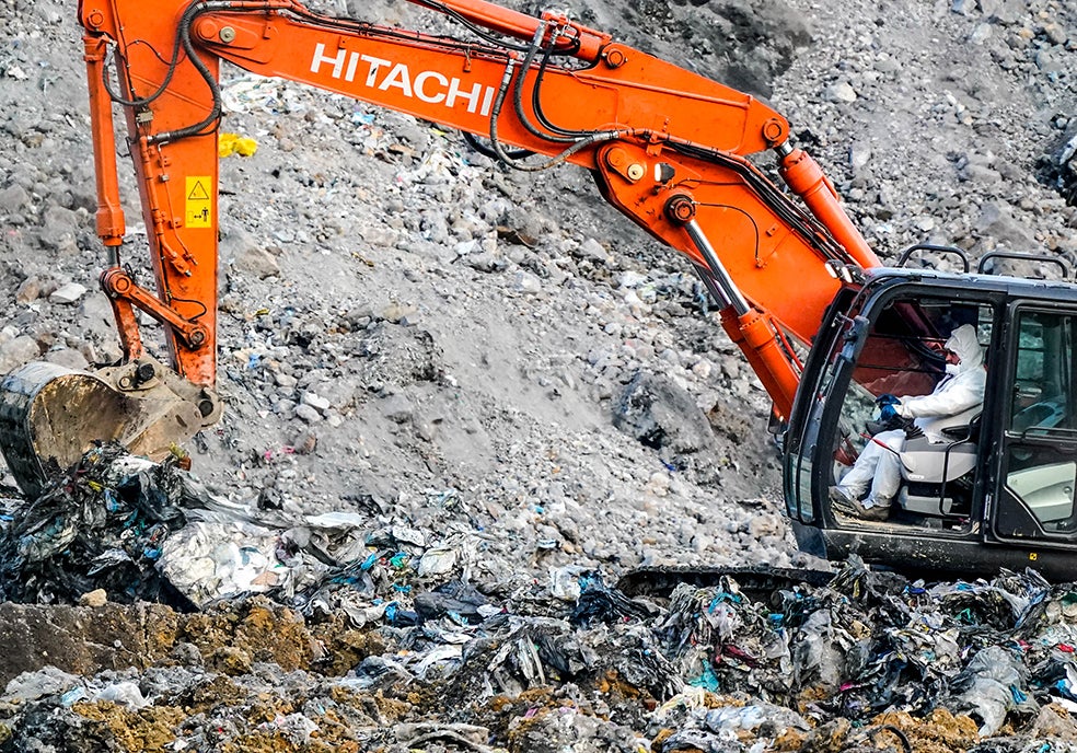 Durante estos doce meses que han pasado desde el deslizamiento del terreno, se ha trabajado todos los días de la semana en varios turnos y de manera ordenada. Se peina el terreno por zonas tanto con maquinaria pesada como a mano. El objetivo primordial ha sido encontrar a los dos desaparecidos, tal y como reclaman sus familias desde el principio.