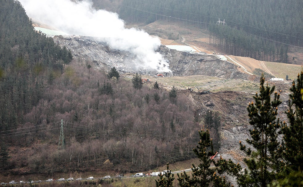 Dos días después del derrumbe, el 8 de febrero, se produjo el primero de una serie de incendios que desataron todas las alarmas. El 'culpable' era el gas metano acumulado entre la basura. Se tardó varios días en tenerlos controlados y ello afectó a al calidad del aire en la zona. Se detectó una presencia alta de dioxinas y furanos en el aire, dos compuestos perjudiciales para la salud en dosis altas. 