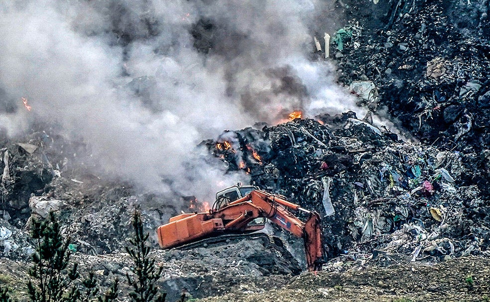 Desastre. El colapso del vertedero convirtió todos los desechos en residuos peligrosos. La inestabilidad de la ladera, la aparición de toneladas de amianto de las que nadie había comunicado su existencia y el temor a nuevos desprendimientos obligaron a suspender varias veces las tareas de rescate durante las primeras semanas.