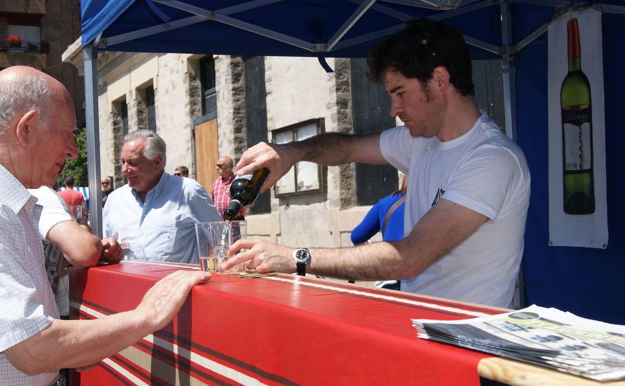 Jon Zubeldia, de la bodega Astobiza, sirve txakoli en una fiesta celebrada en Amurrio. 