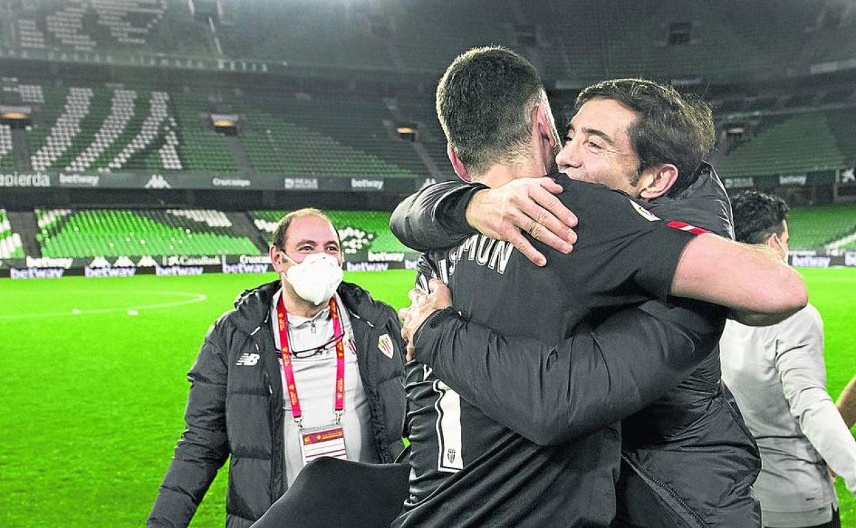 Fue de esta manera cómo celebró Marcelino el pase a las semifinales después de la tanda de penaltis, en la que brilló Unai Simón. 