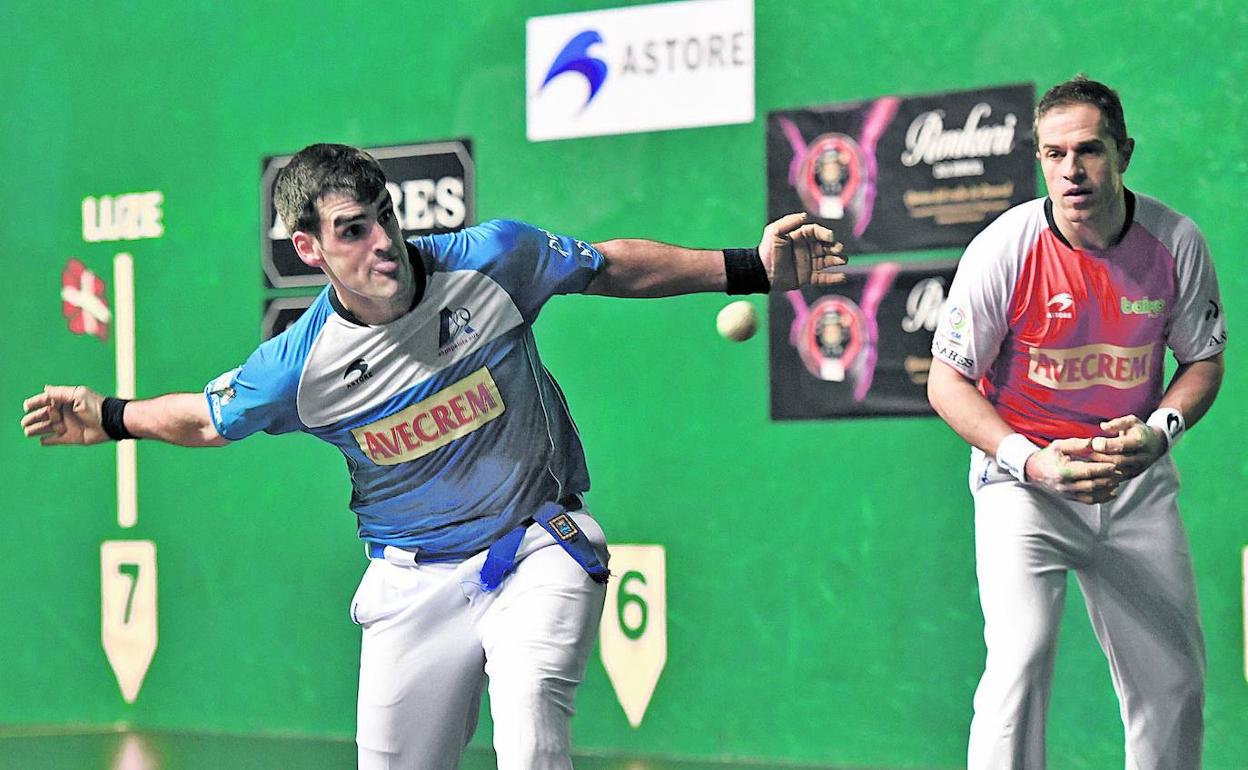 Ezkurdia suelta la derecha para colocar la pelota cruzada a pared en el frontón Gurea de Azkoitia. 