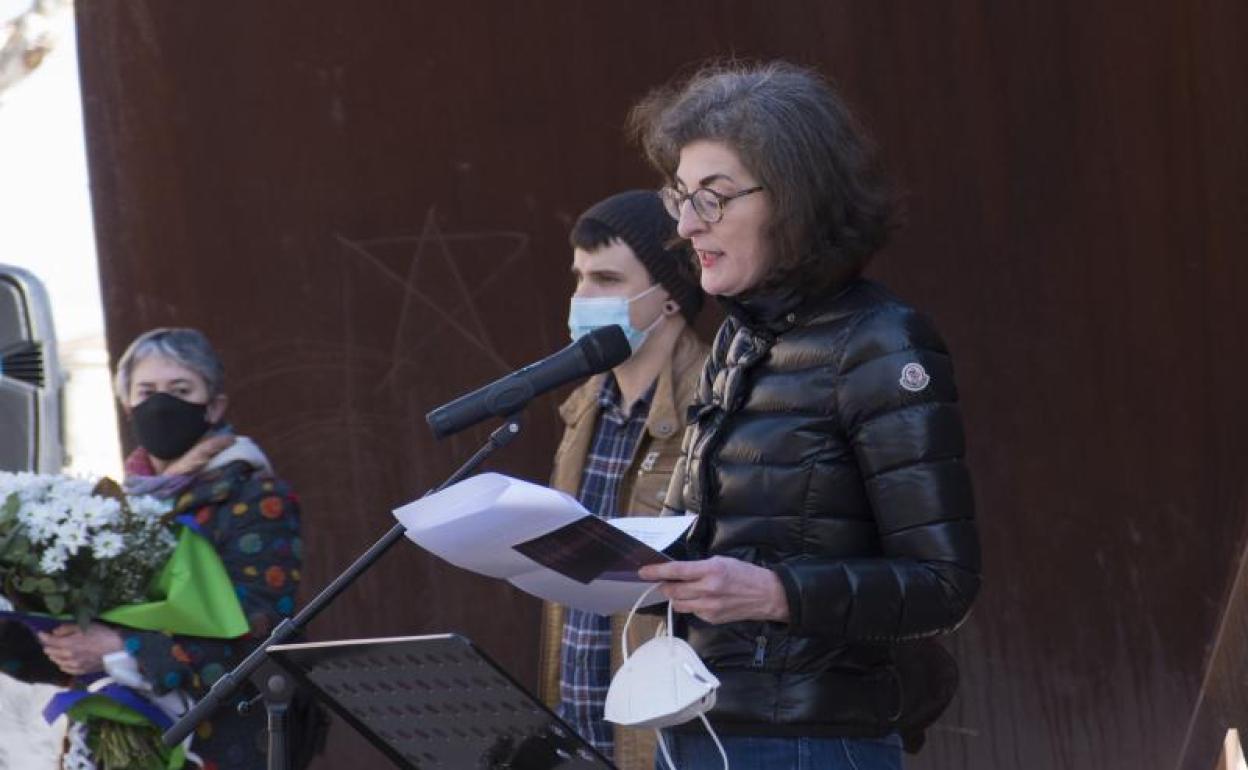 Maite Pagazaurtundua este mediodía en Logroño durante el homenaje a su hermano Joseba. 