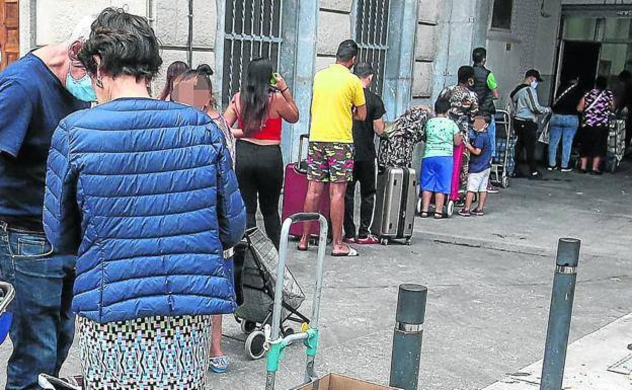 Un grupo de personas aguardan en Claretianos de San Francisco para recibir alimentos. 