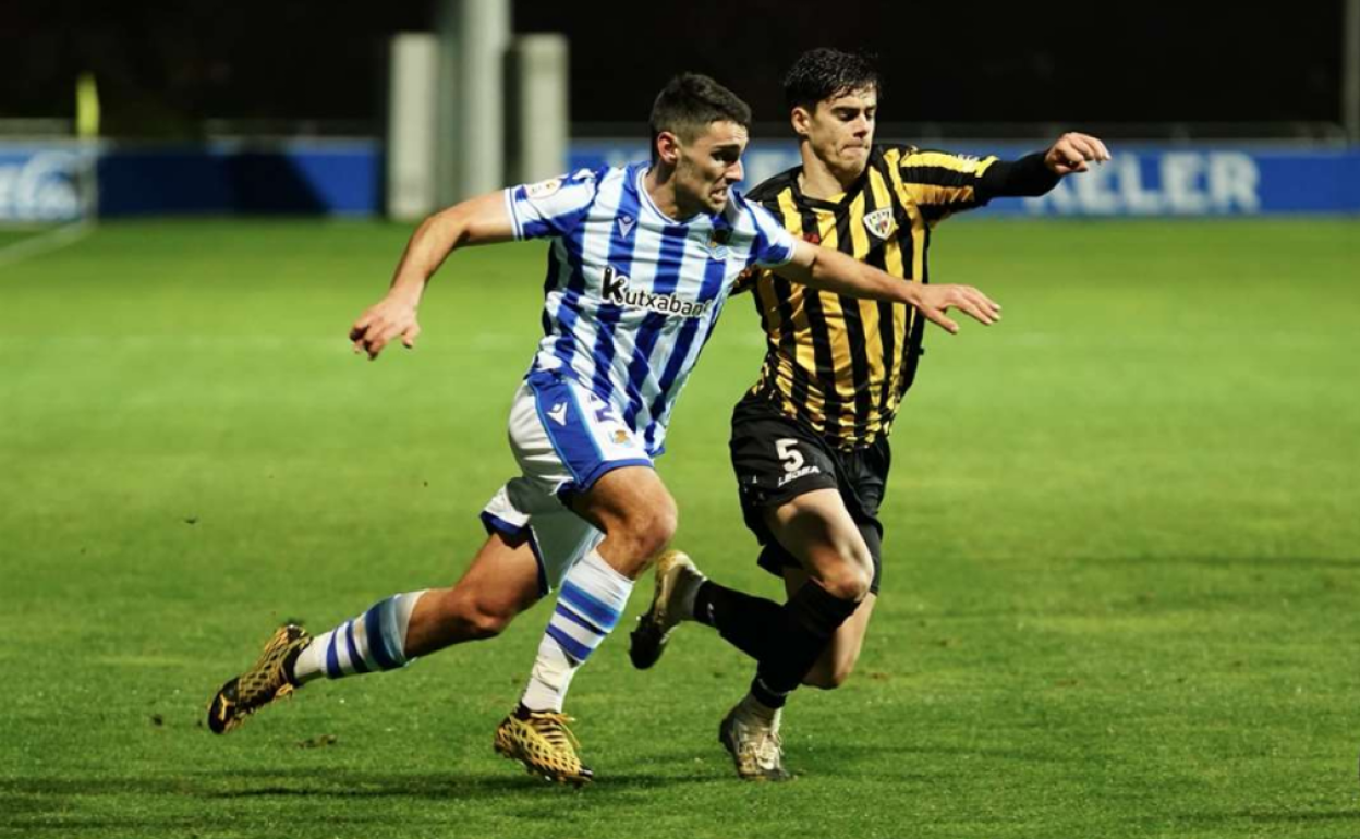 Julen López pugna por un balón con Ander Martín 