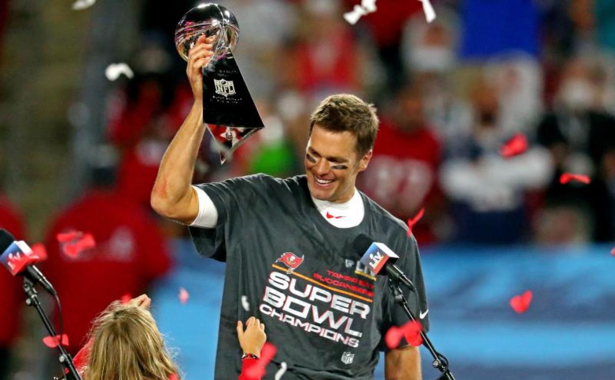 Tom Brady alza el trofeo Vince Lombardi. 