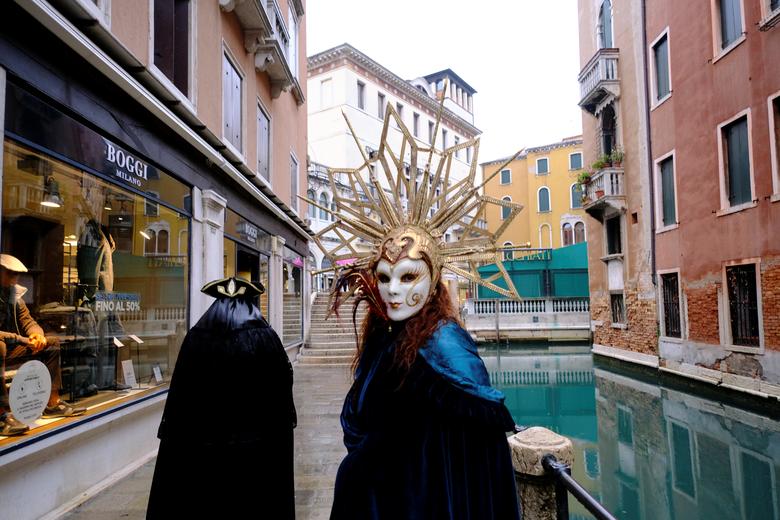 La gente usa máscaras y disfraces de carnaval para celebrar el carnaval anual de Venecia.