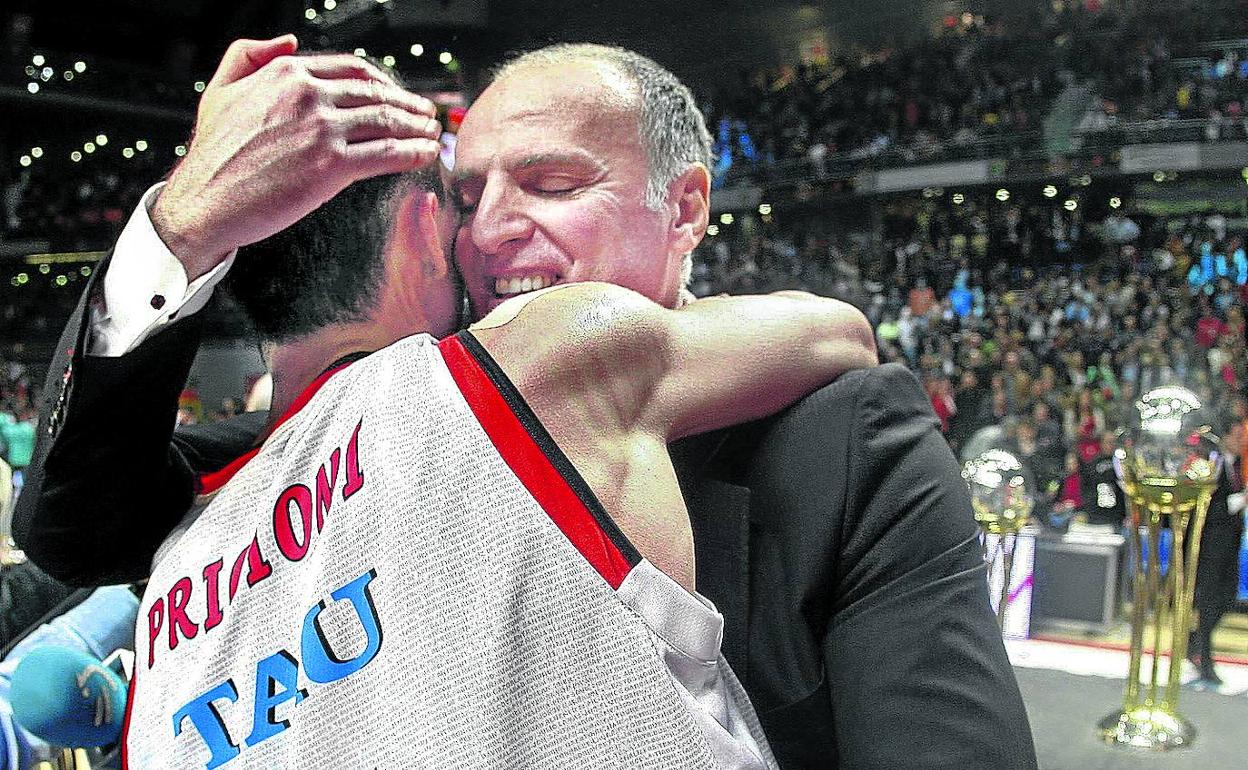 Madrid 2009. La última gesta: Ivanovic y Prigioni se funden en un abrazo tras ganar la final copera al Unicaja en la prórroga (100-98)