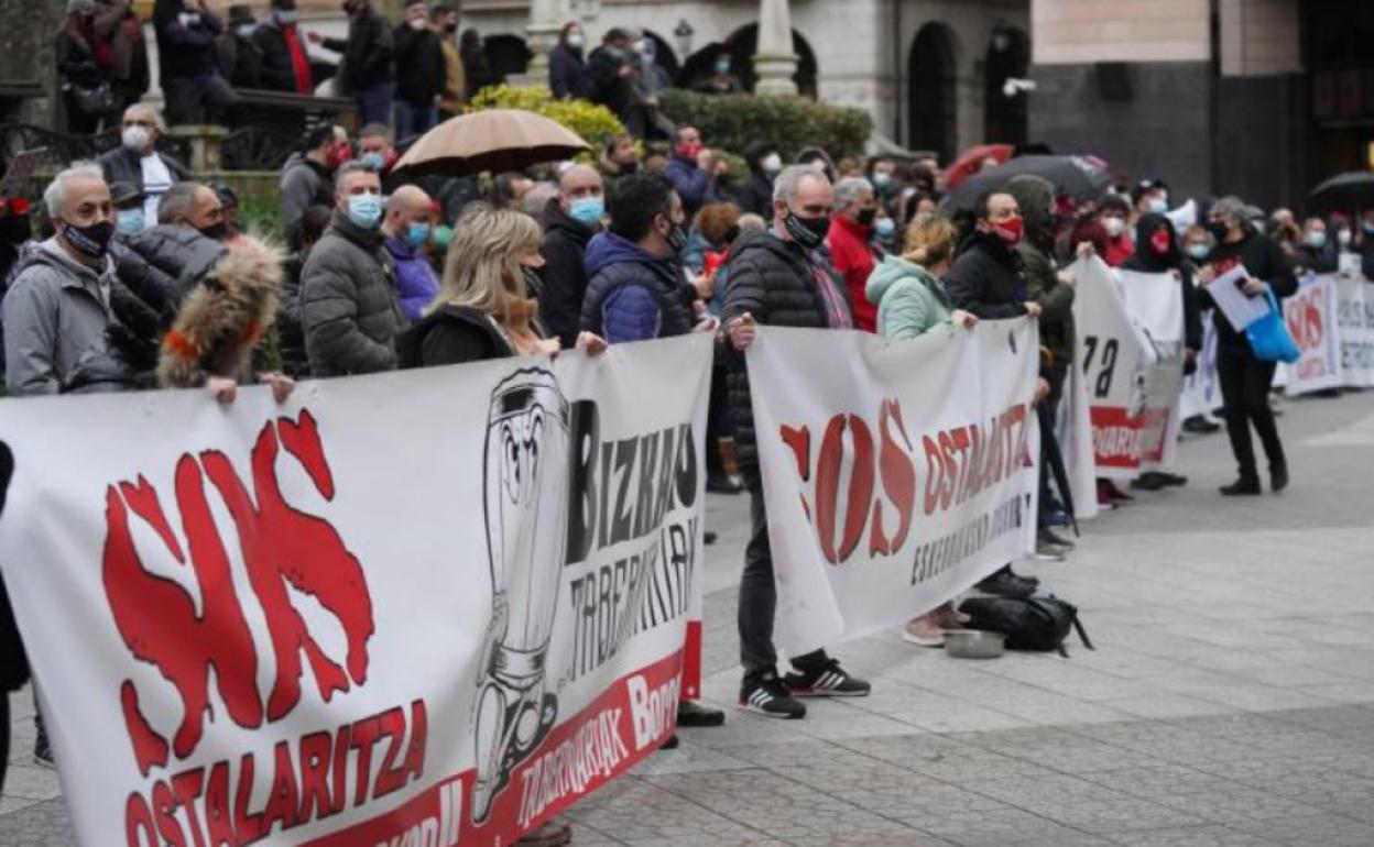Los hosteleros se han manifestado esta mañana frente al Tribunal Superior de Justicia del País Vasco. 