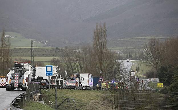 El accidente se ha producido en la A-3020, a la altura de San Millán.