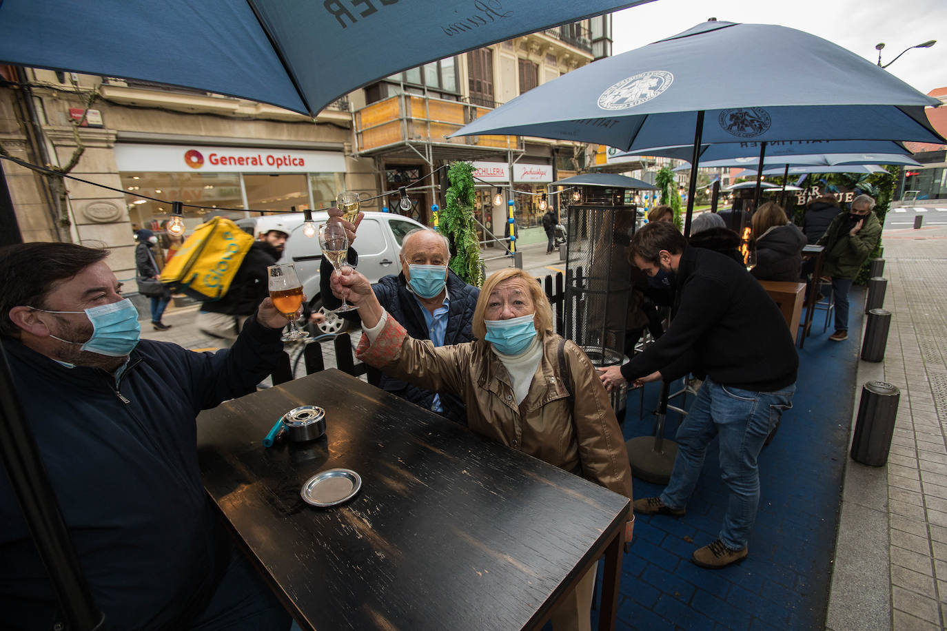 Fotos: Así ha sido el primer día con los bares abiertos
