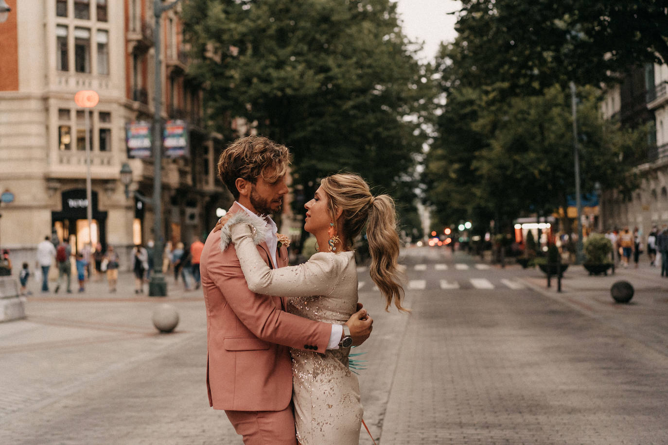 Fotos: Una novia con botas y su boda en la Gran Vía de Bilbao