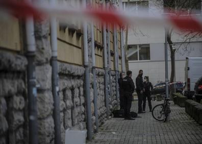 Imagen secundaria 1 - Traslado de Mohamed. Abajo, ertzainas en la calle Flandes. Y momento de la detención de Z. A. en Nieves Cano. 