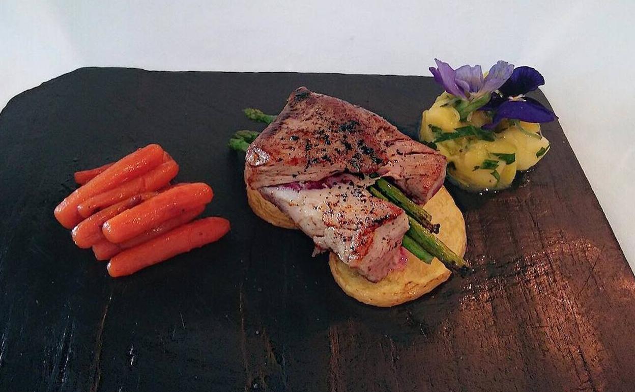 Solomillo relleno de espárrago con guarnición de mango de Lalola (Sevilla).