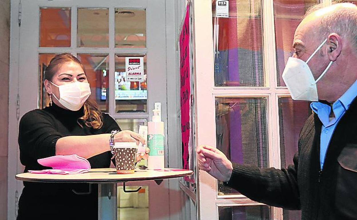 Dos clientes toman su primera bebida en un bar de Gernika.