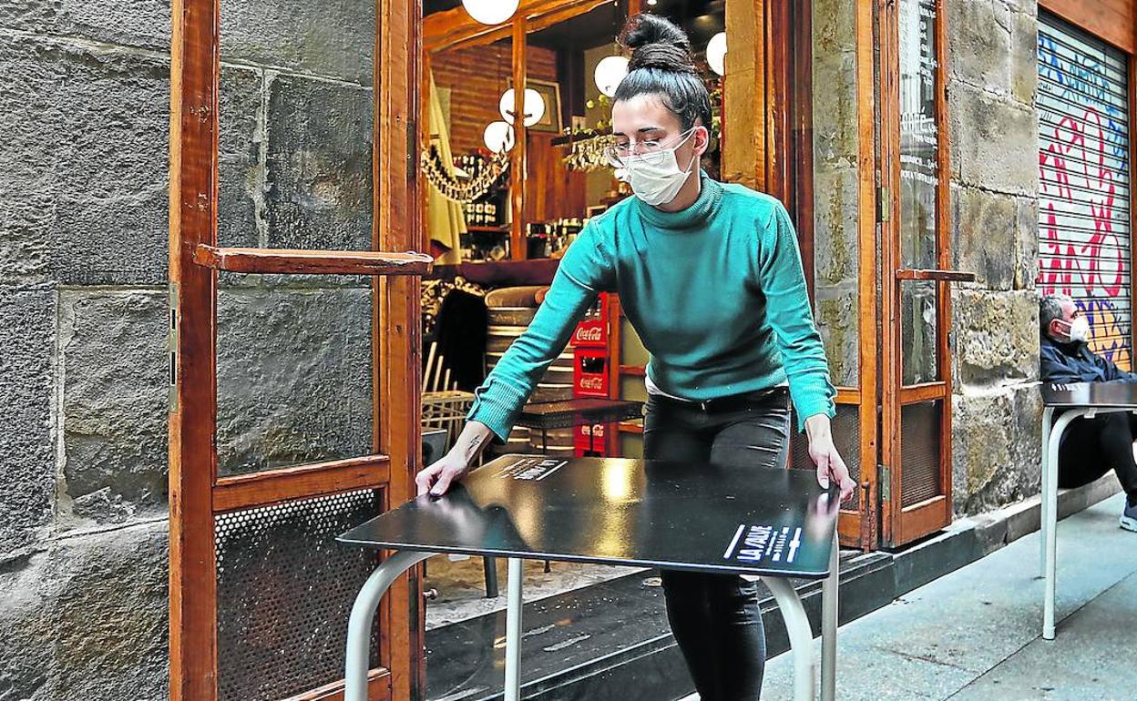 Los hosteleros de las localidades en 'zona roja' comenzaron a abrir al público sus negocios desde la tarde de ayer tras fallar el TSJPV a su favor. 