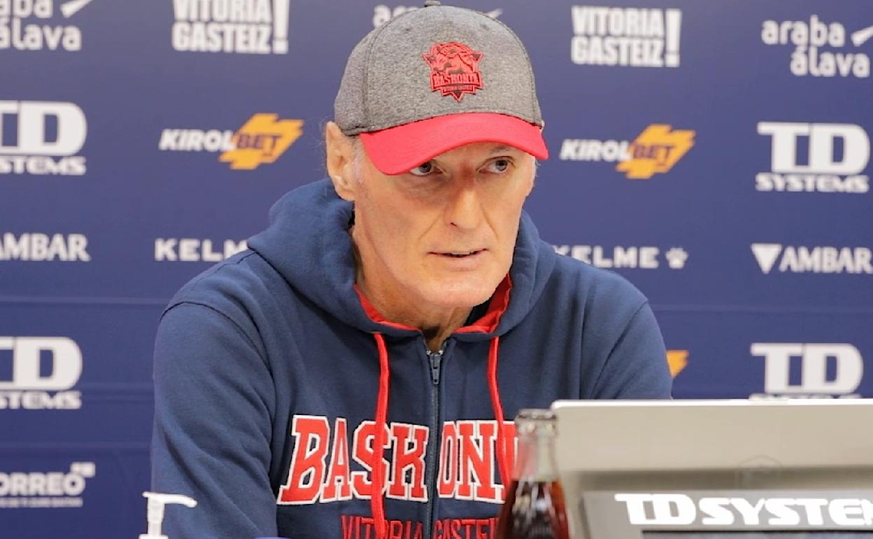 Dusko Ivanovic, durante la rueda de prensa previa al viaje del Baskonia hacia la Copa de Madrid. 