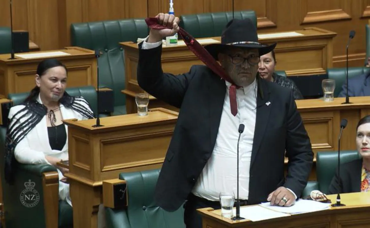 RawiriWaititi demonizando la corbata en el Parlamento de Nueva Zelanda. 