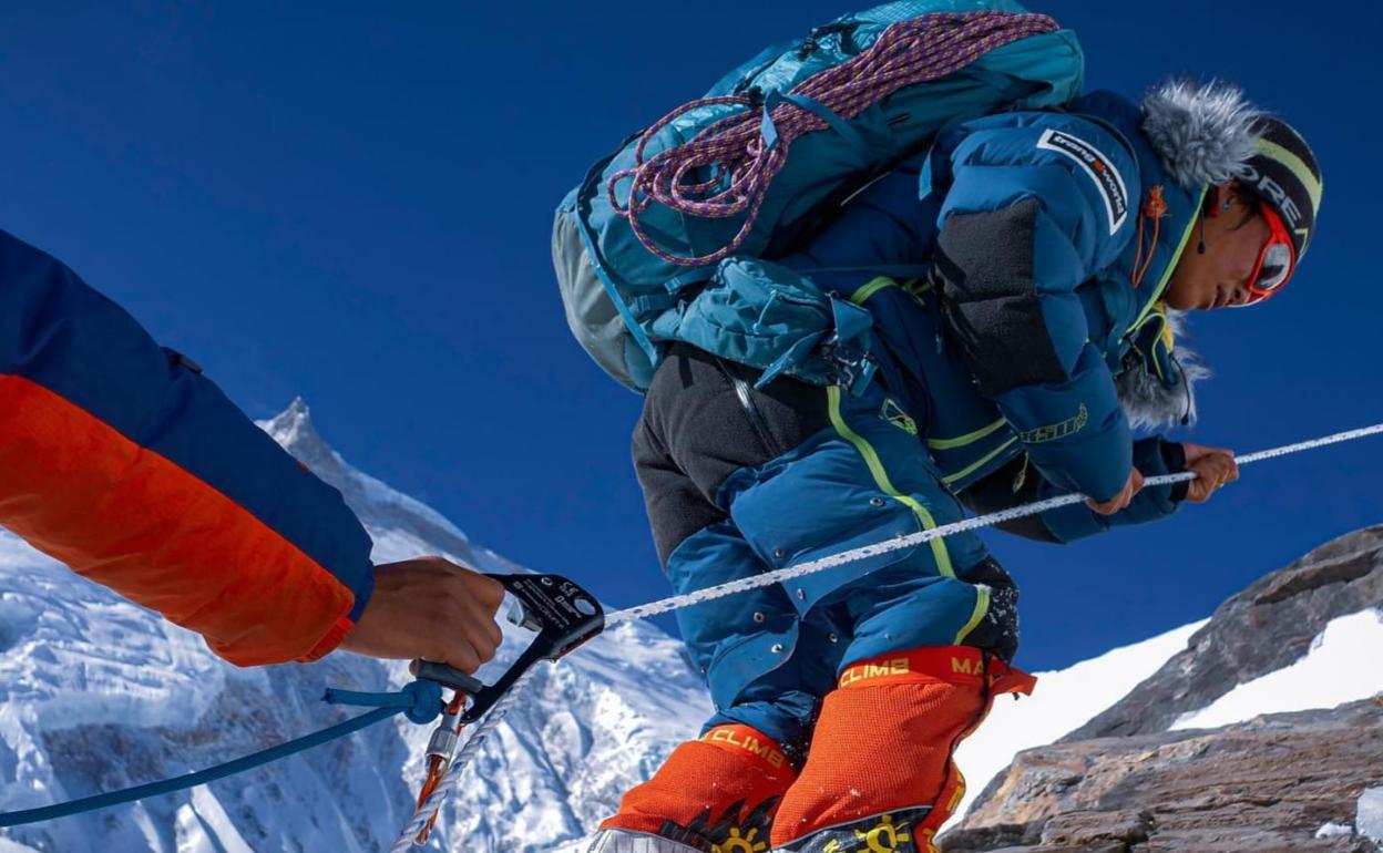 El exceso de nieve obliga a Txikon a improvisar el campo 2 más abajo de lo previsto