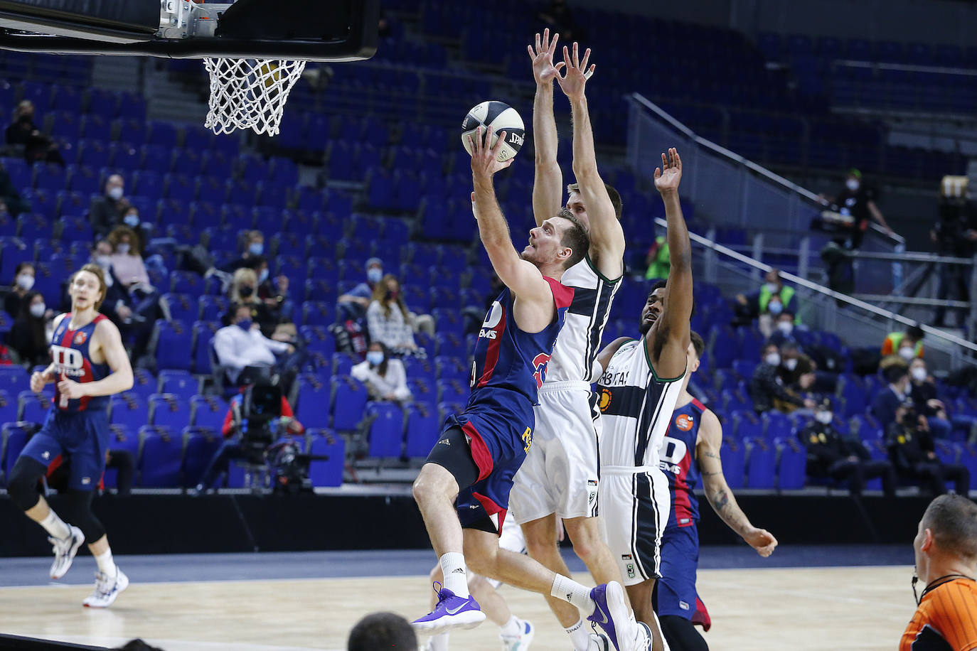 Fotos: Las mejores imágenes del Baskonia-Joventut