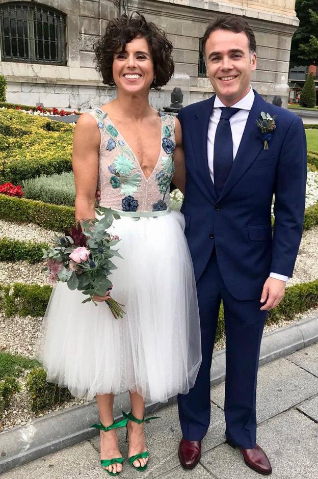 Virginia Berasategui y su marido, Ander, el día de su boda en el Ayuntamiento.