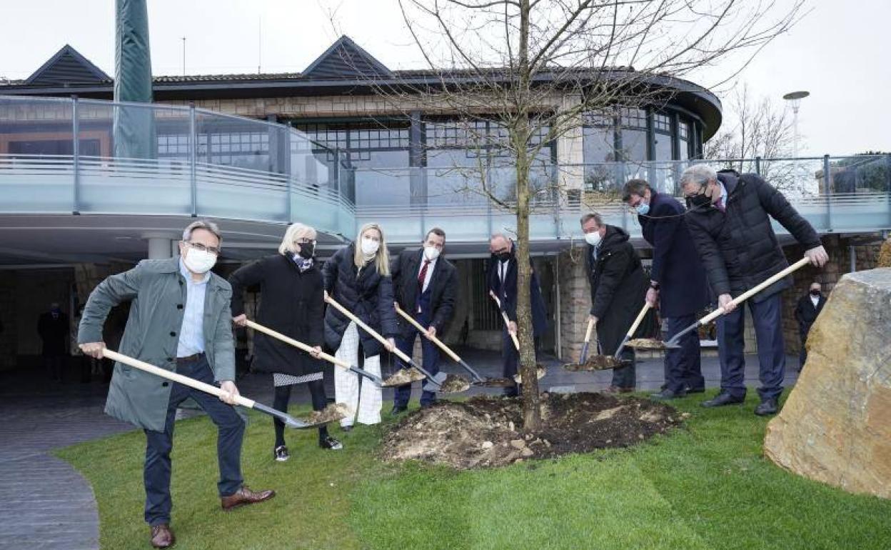 Responsables de la entidad y autoridades políticas en la plantación del retoño del árbol de Gernika.