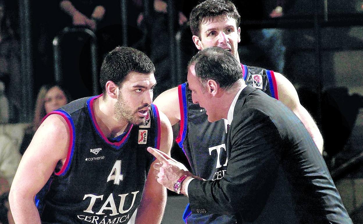 Luis Scola y Dusko Ivanovic levantaron juntos un par de Copas del Rey, en 2002 y en 2004. En la imagen, el técnico da instrucciones a su pupilo. 