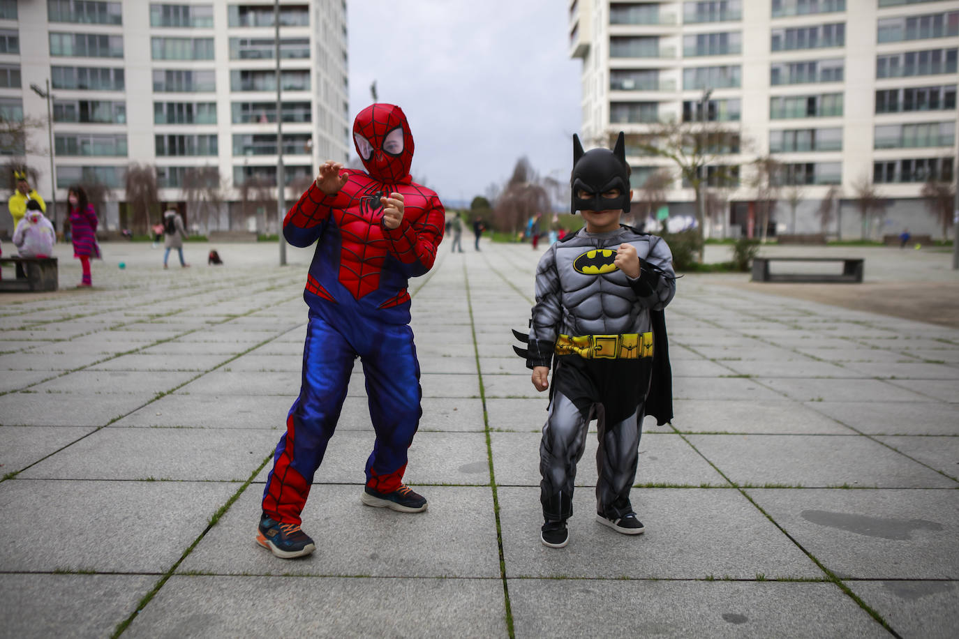 Fotos: Vitoria cambia la máscara por la mascarilla y se deja el disfraz en casa