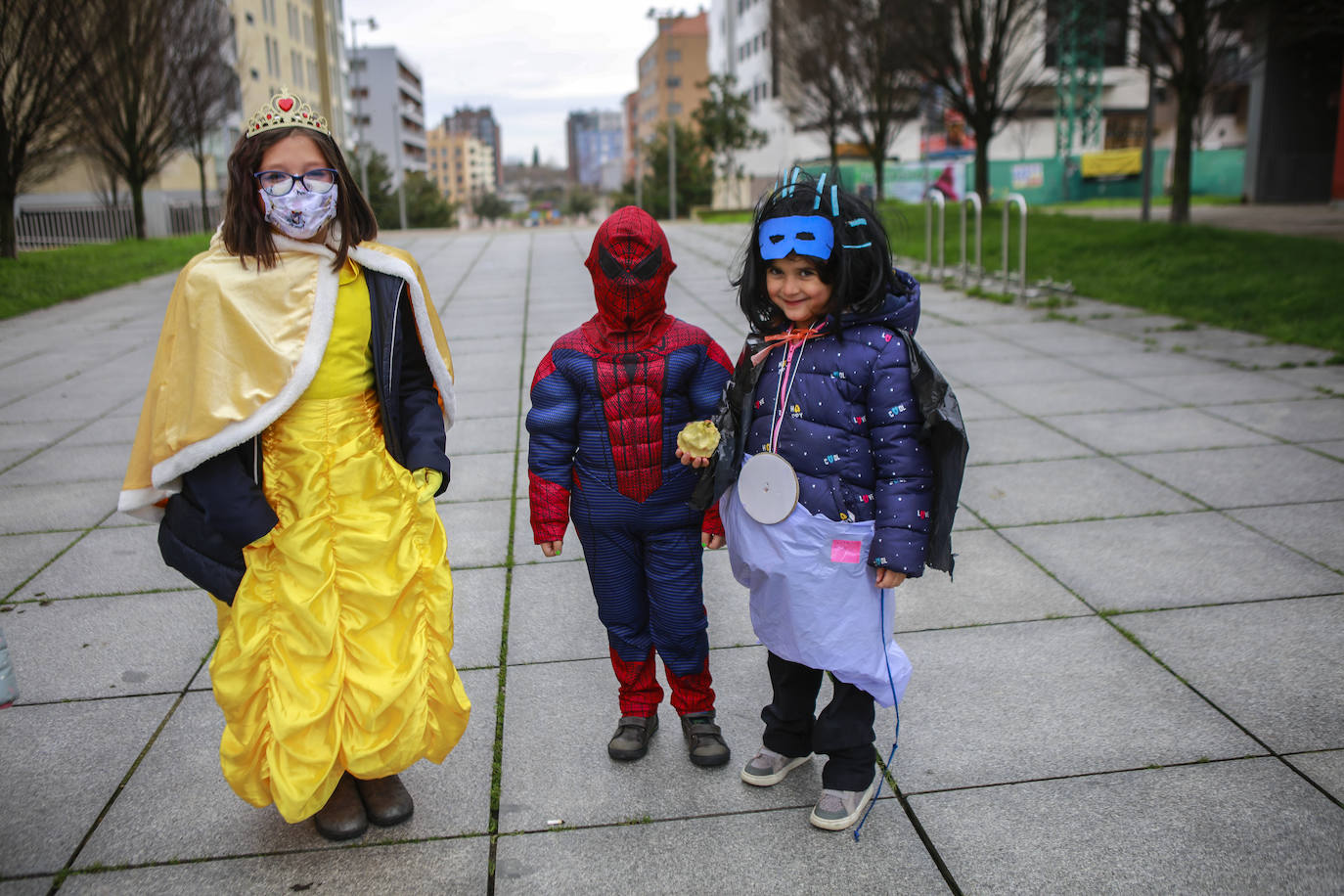 Fotos: Vitoria cambia la máscara por la mascarilla y se deja el disfraz en casa