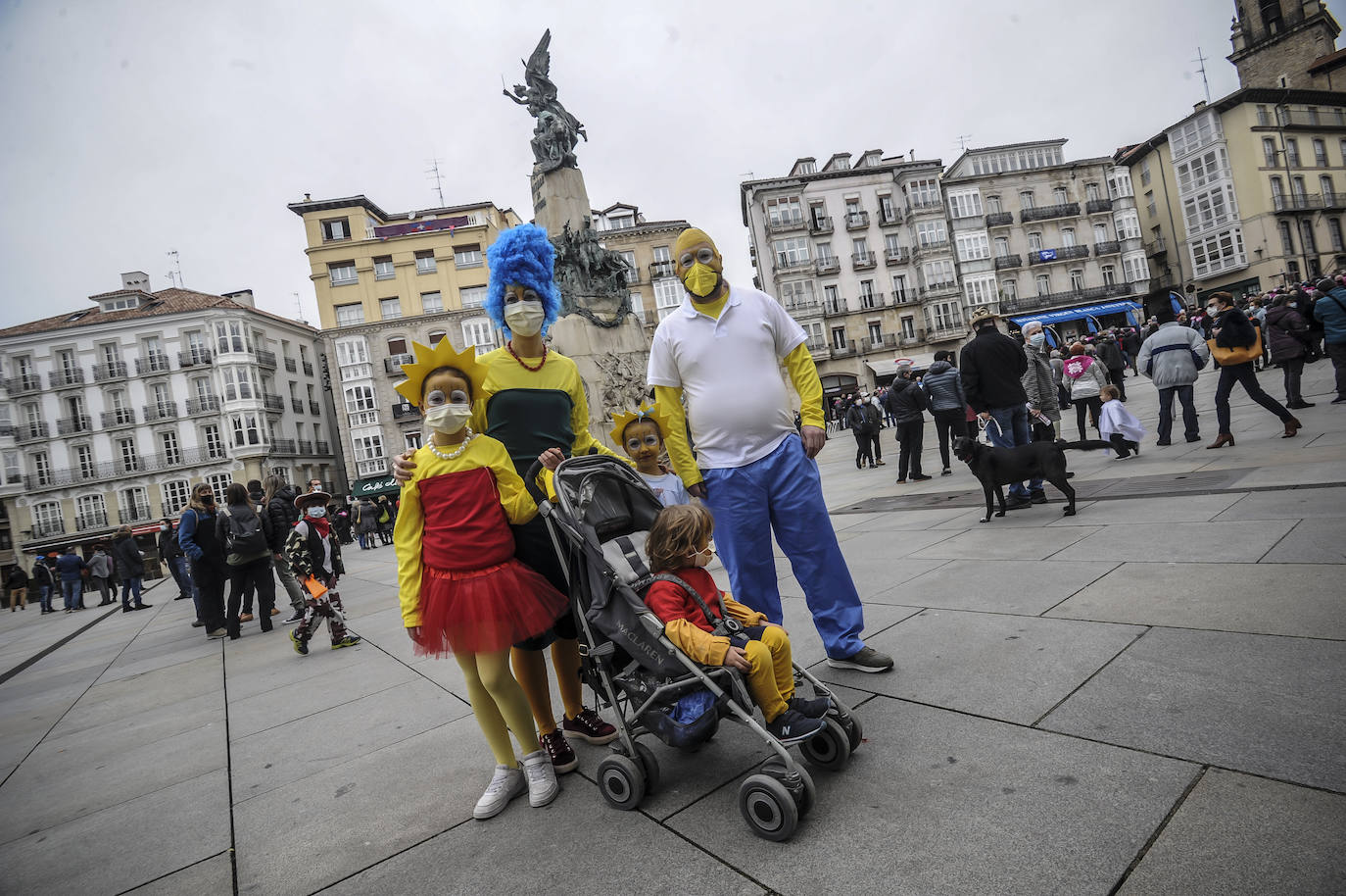 Fotos: Vitoria cambia la máscara por la mascarilla y se deja el disfraz en casa