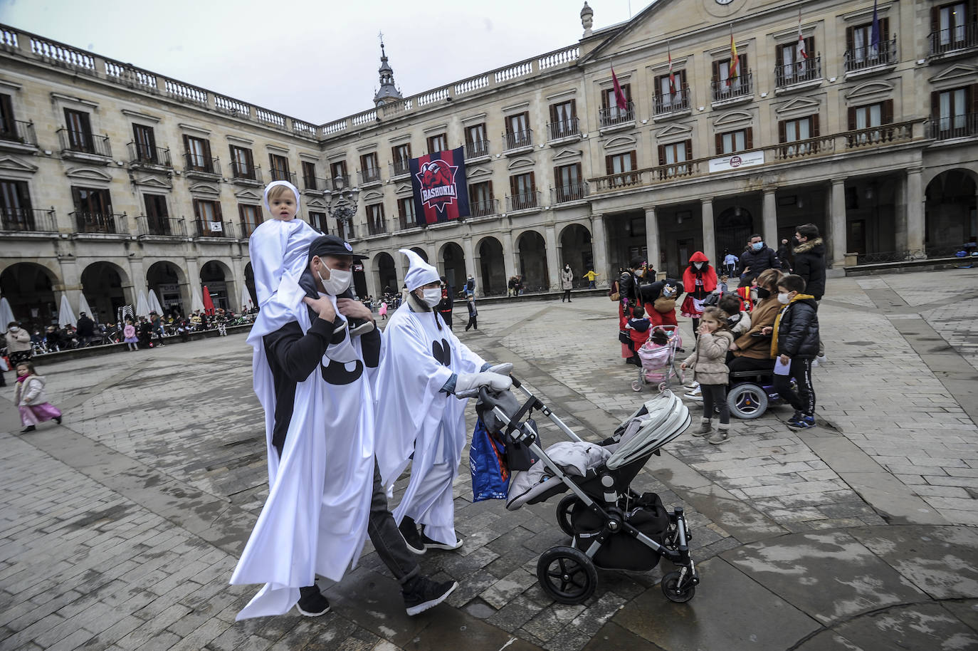 Fotos: Vitoria cambia la máscara por la mascarilla y se deja el disfraz en casa