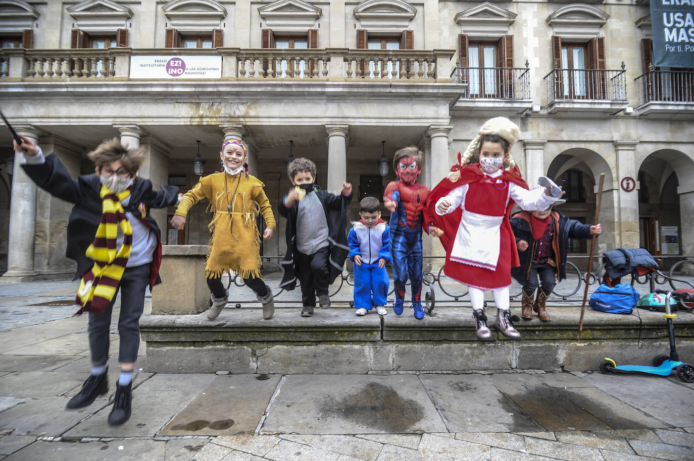 Fotos: Vitoria cambia la máscara por la mascarilla y se deja el disfraz en casa