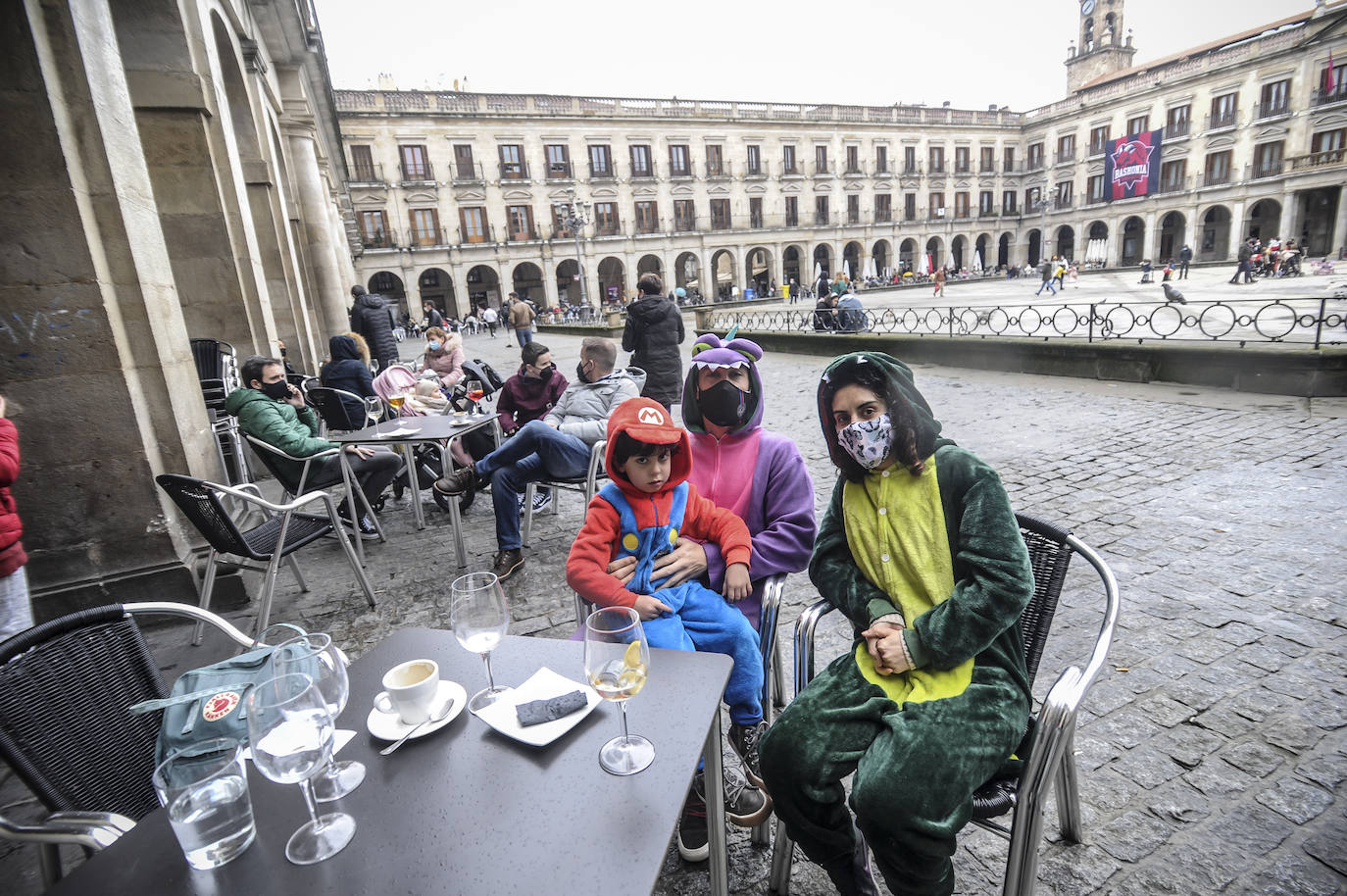 Fotos: Vitoria cambia la máscara por la mascarilla y se deja el disfraz en casa