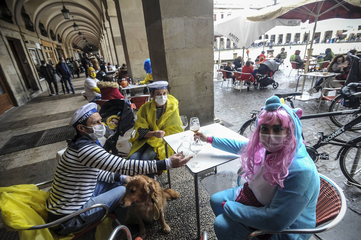 Fotos: Vitoria cambia la máscara por la mascarilla y se deja el disfraz en casa