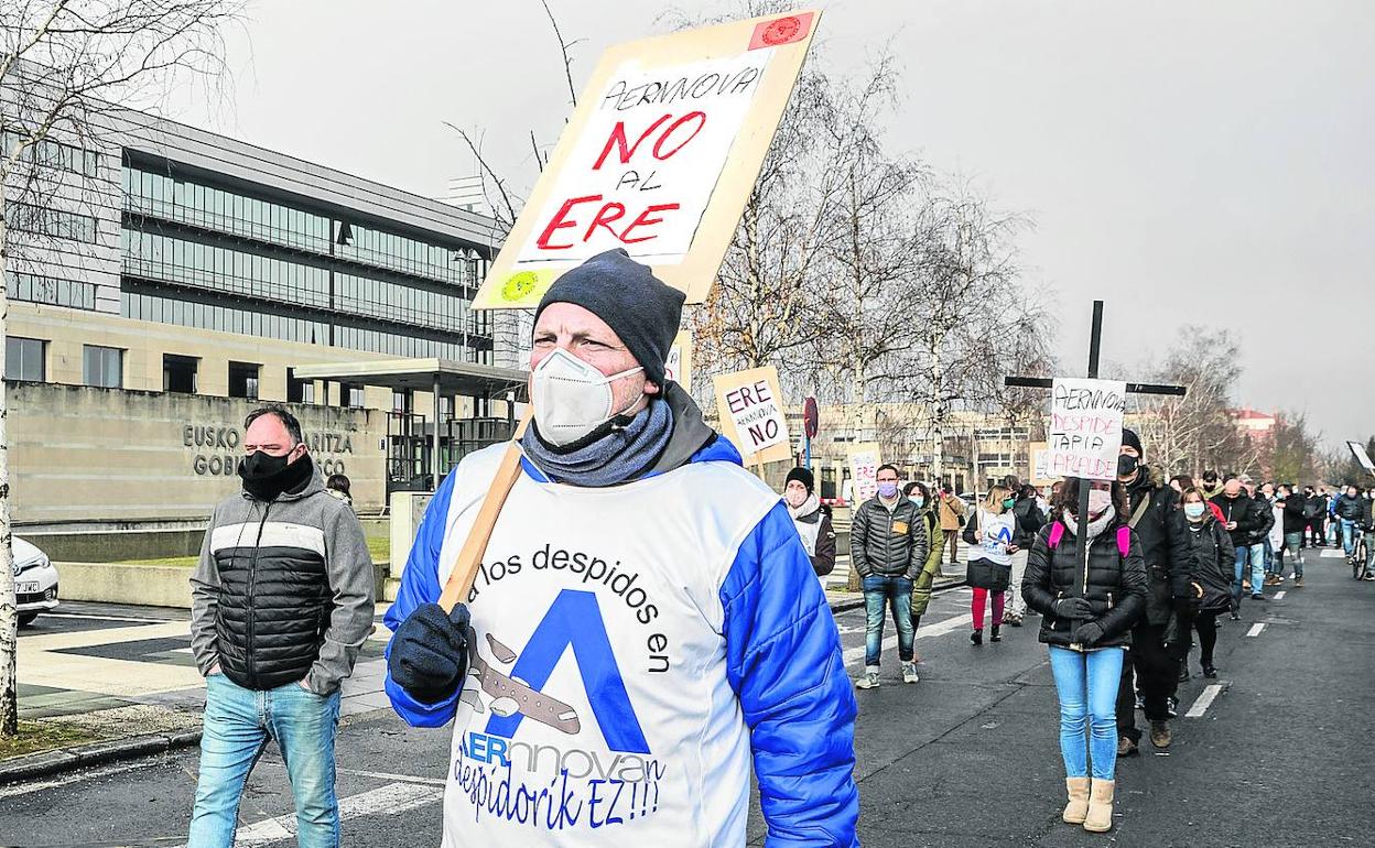 Manifestación de trabajadores del sector aeronáutico contra los EREs presentadados en Aernnova y otras empresas. 