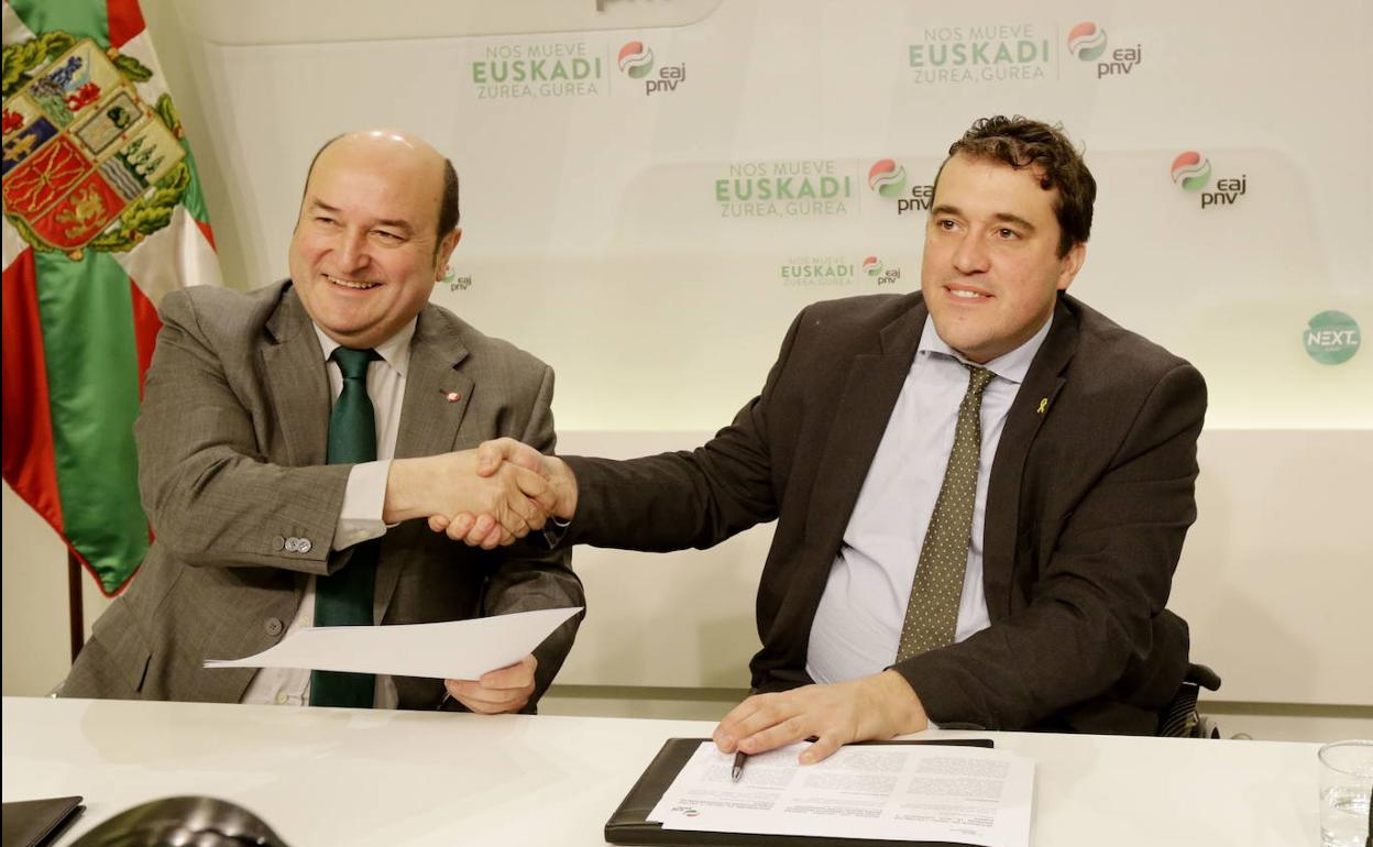 El presidente del PNV, Andoni Ortuzar, en la firma de un acuerdo de colaboración en Sabin Etxea con el presidente del PDeCAT, David Bonvehí. 