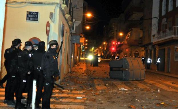 Antidisturbios en Linares en la noche de este sábado. / 