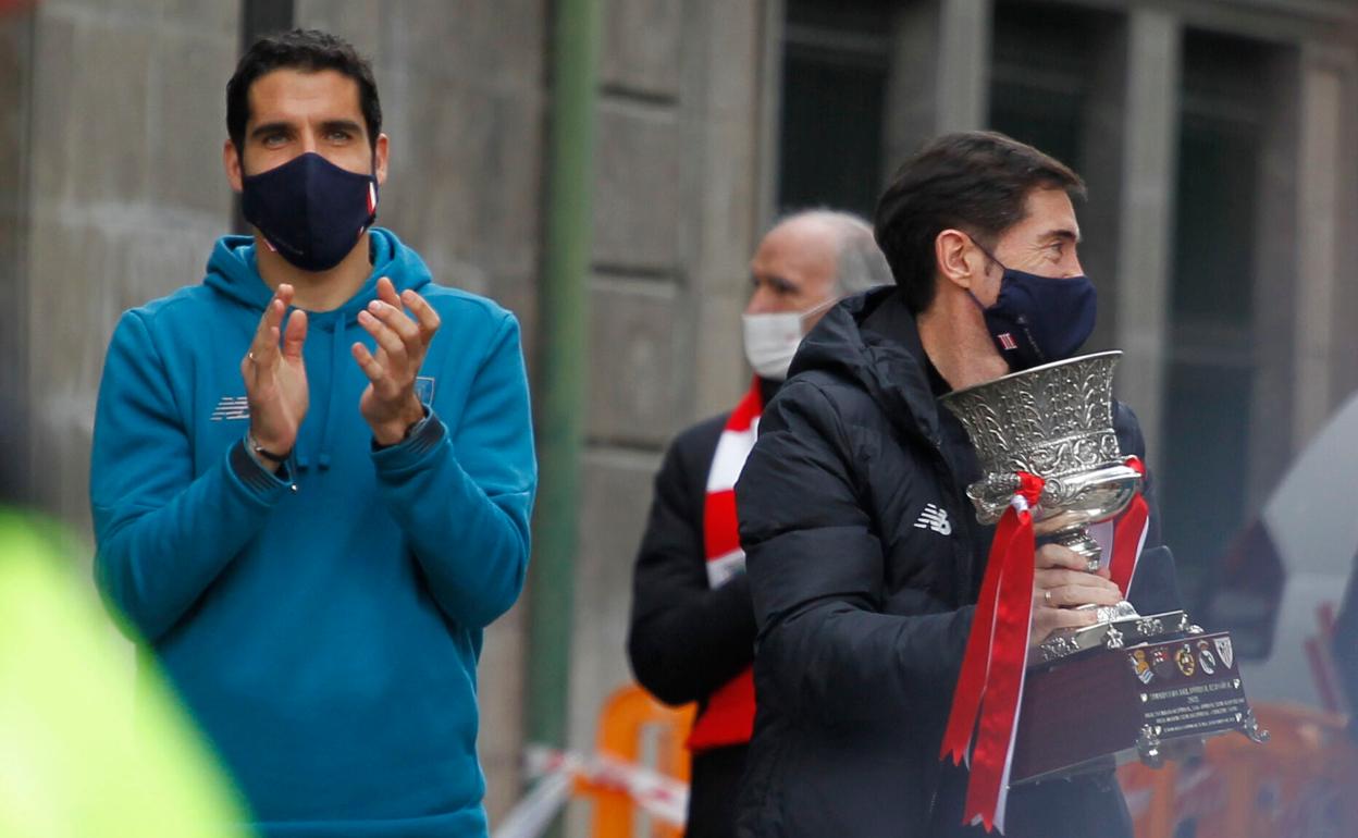 Raúl García aplaude mientras Marcelino sujeta la Supercopa. 